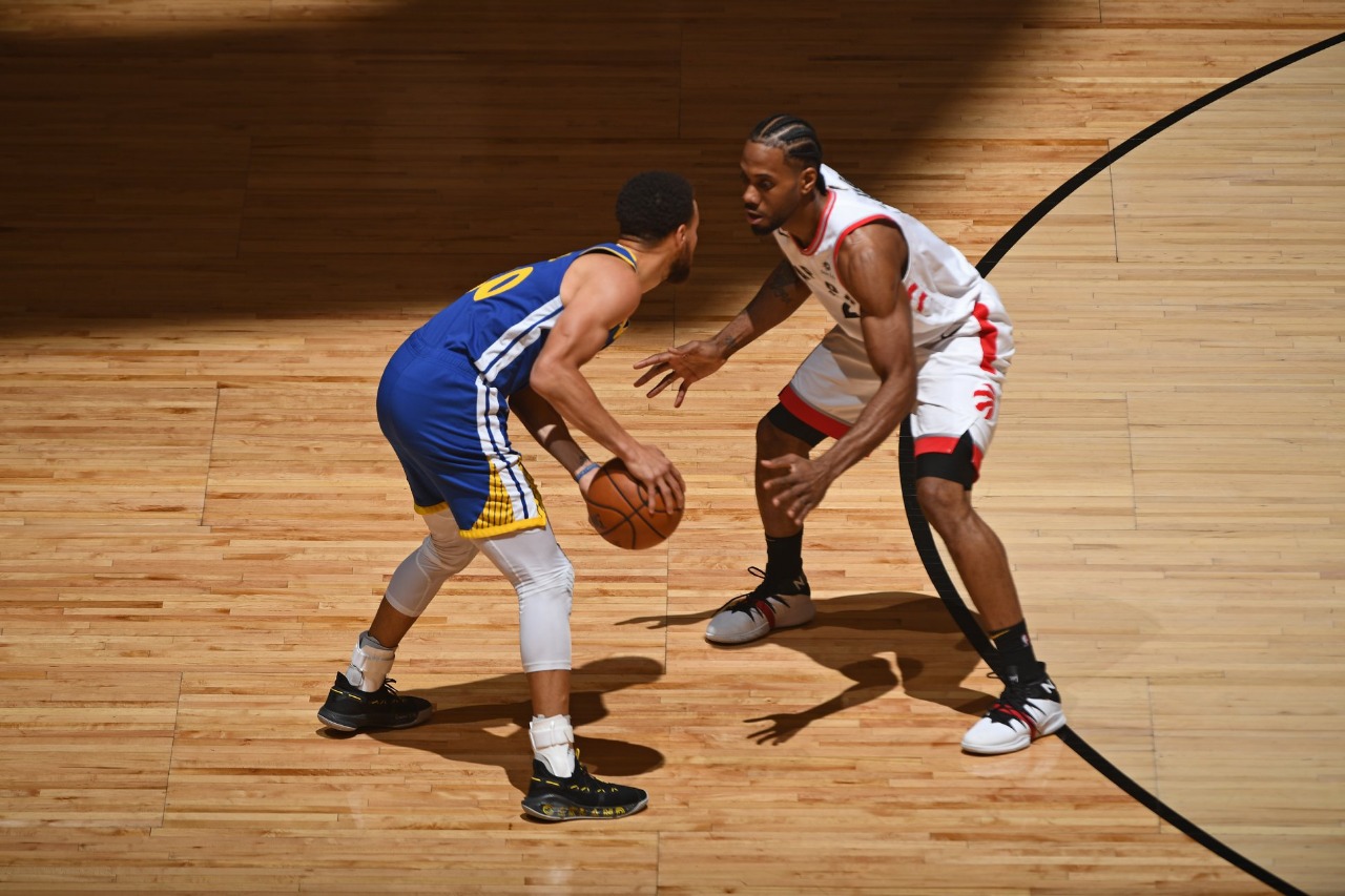 Warriors sufre, pero alarga la serie