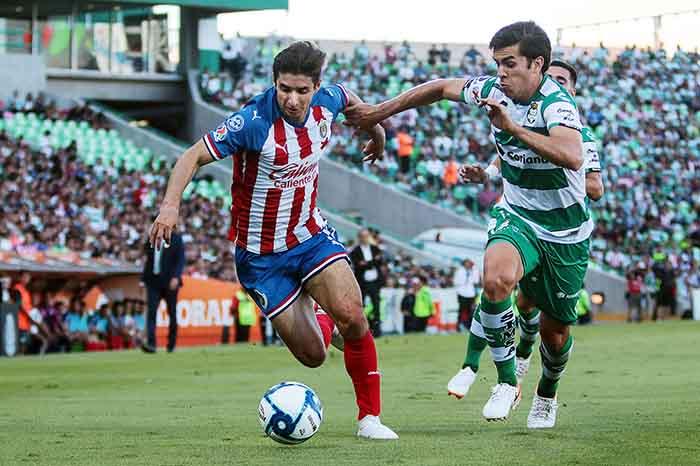 Santos aprovecha las facilidades y comienza con goleada a Chivas