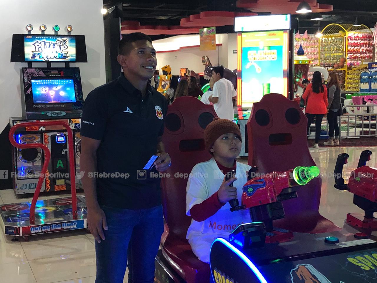 Jugadores de Monarcas conviven con pequeños de Casa AMANC