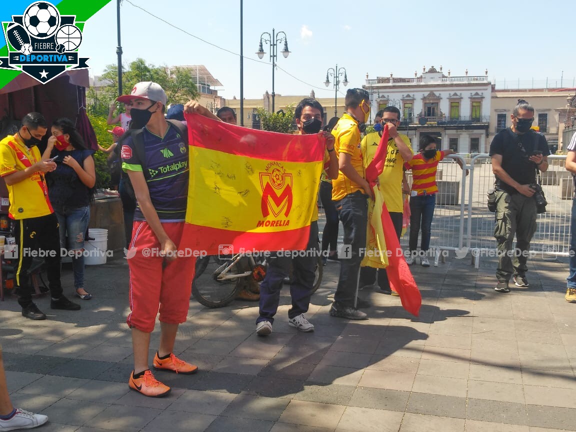 Aficionados de Monarcas protestan por posible desaparición del equipo