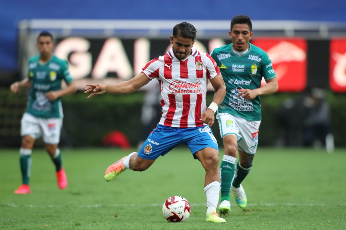 Chivas y León reparten unidades en el debut