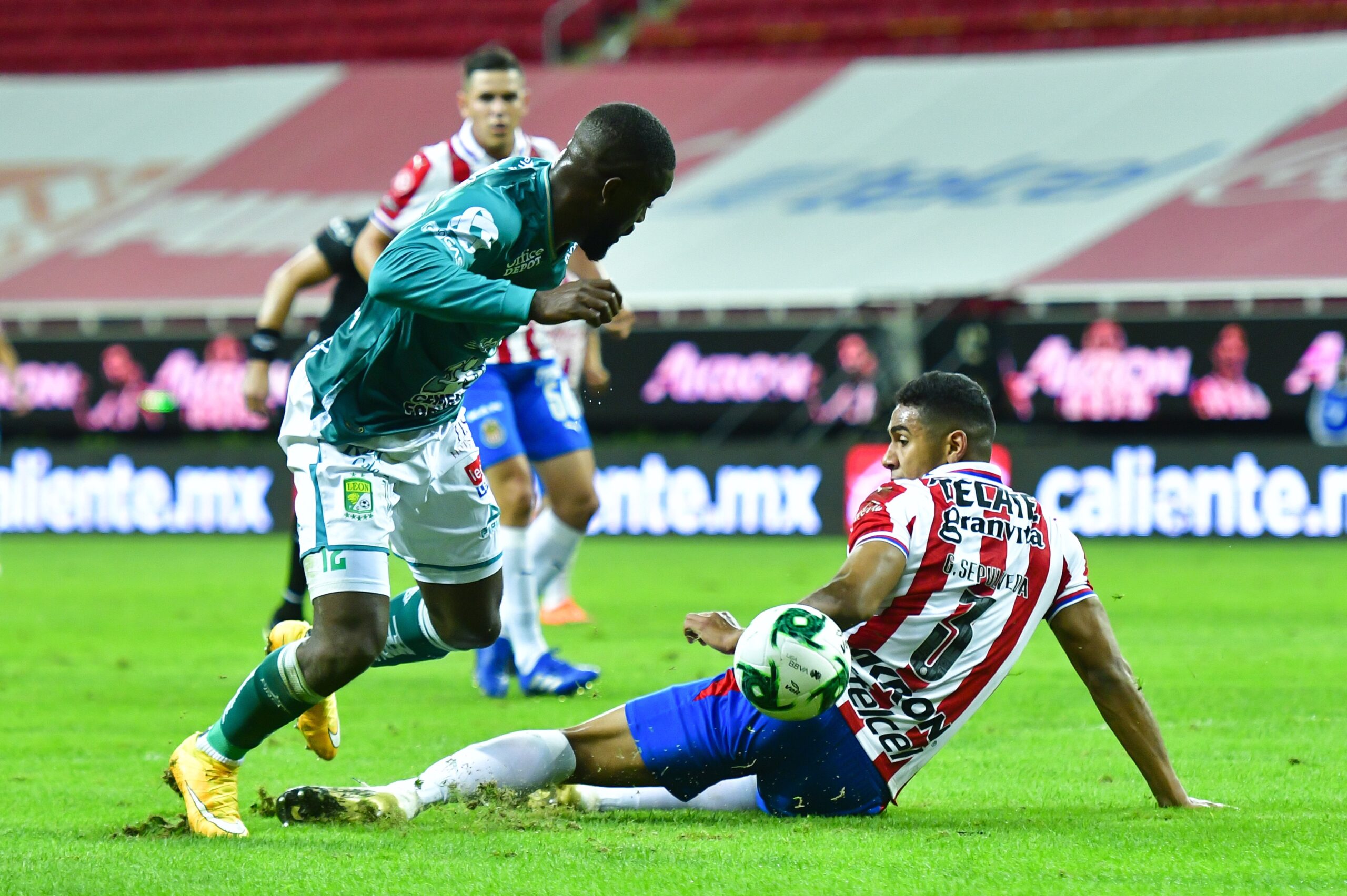 Chivas y León empatan en el primer juego de la Semifinal