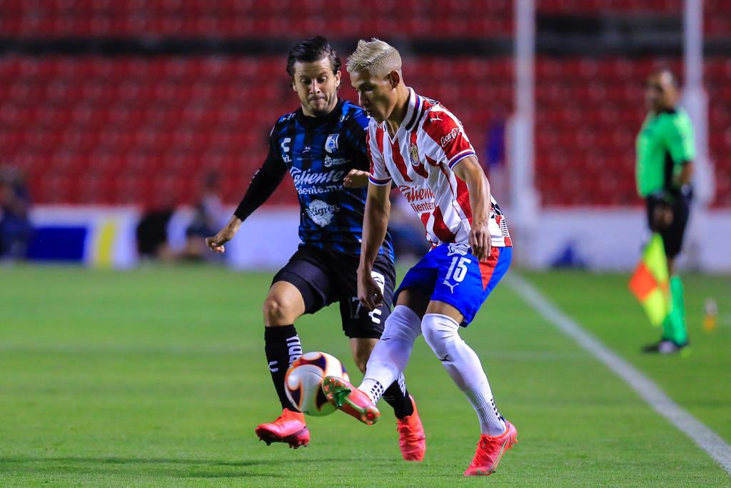 Chivas le arrebata la victoria a Querétaro en la última jugada