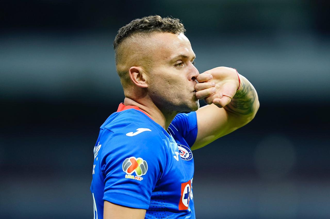 12 victorias seguidas para Cruz Azul; la repesca se aleja para Chivas