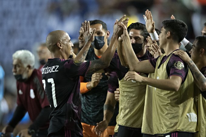 México sufriendo termina líder del Grupo A
